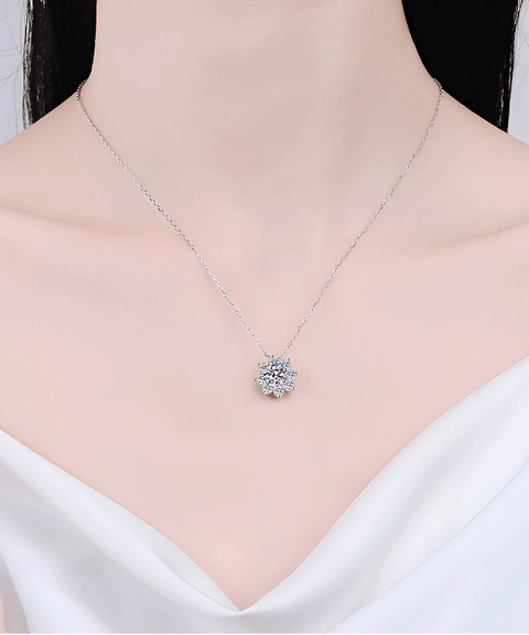 Naszyjnik ze śnieżynką z moissanitu